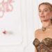 Margot Robbie pojawiła się na premierze „Wichrowych Wzgórz” w sukni haute couture od Schiaparelli z dramatycznym ombre i diamentowym wisiorkiem Cartier.