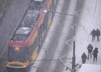 Marznący deszcz sparaliżował Lotnisko Chopina w Warszawie. Część lotów została odwołana lub opóźniona, a miasto zmaga się z oblodzeniem.