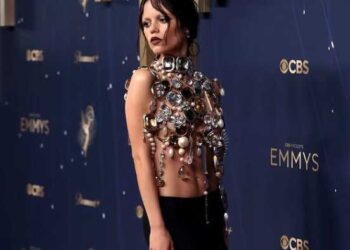 Jenna Ortega olśniła odważną czarną suknią z wycięciami i frędzlami na „Złotych Globach”, łącząc gotycką estetykę z nowoczesną modą.