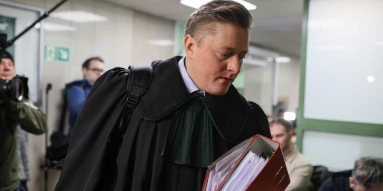 Posiedzenie aresztowe Zbigniewa Ziobry przerwane trzykrotnie. Obrona wnosiła o przeniesienie sprawy, sąd odmówił. Decyzja możliwa wieczorem.