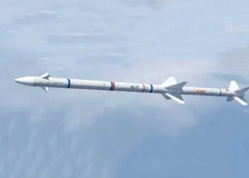 Chiny zaprezentowały dalekosiężną rakietę PL-17 o zasięgu do 500 km, przeznaczoną do zwalczania samolotów AWACS i powietrznych tankowców USA.