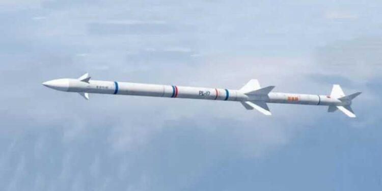Chiny zaprezentowały dalekosiężną rakietę PL-17 o zasięgu do 500 km, przeznaczoną do zwalczania samolotów AWACS i powietrznych tankowców USA.