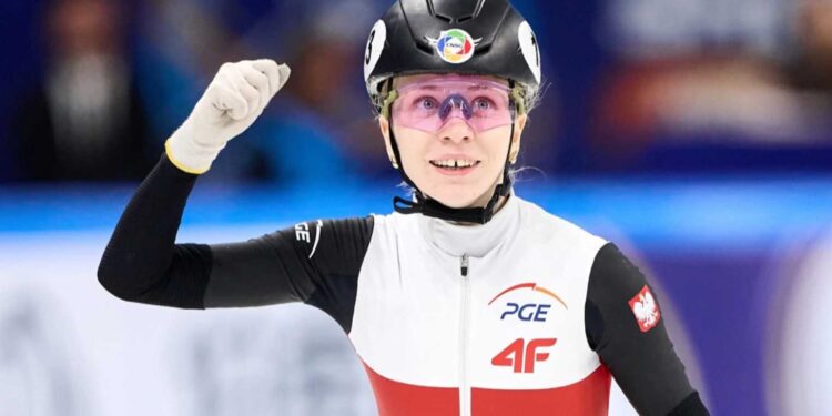Polska shorttrekistka Kamila Sellier została przecięta po twarzy podczas biegu na 1500 m na Igrzyskach Olimpijskich 2026, zawody zostały tymczasowo wstrzymane.