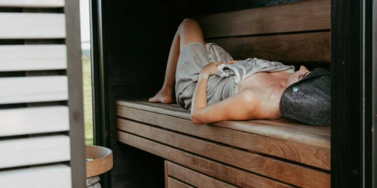 Czy łaźnia lub sauna pomaga schudnąć? Poznaj prawdę o spalaniu kalorii, wpływie na organizm i porady ekspertów w tym artykule.