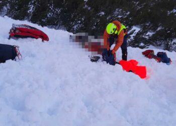 Dwaj polscy skialpiniści zginęli w Tatrach po zejściu lawiny. Ratownicy i czescy skialpiniści nie zdołali ich uratować, obowiązuje wysoki stopień zagrożenia.