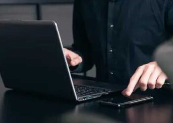 Awaria w sieci Orange spowodowała problemy z internetem w Łodzi i Warszawie. Operator potwierdził usterkę i poinformował o jej usunięciu.