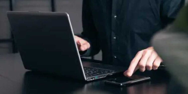 Awaria w sieci Orange spowodowała problemy z internetem w Łodzi i Warszawie. Operator potwierdził usterkę i poinformował o jej usunięciu.