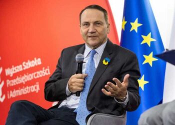 Szef MSZ Polski Radosław Sikorski przybył do Kijowa w czwartą rocznicę pełnoskalowej inwazji Rosji, aby wyrazić solidarność i omówić współpracę z Ukrainą.