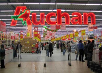 Sieć Auchan przedstawiła wielkanocny katalog: zniżki na czekoladę Lindt, dekoracje Actuel i kawę. Oferty promocyjne obowiązują od 26 lutego do 4 marca 2026 roku.