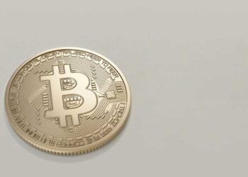 Bitcoin podczas azjatyckiej sesji spadł o ponad 3% i osiągnął najniższy poziom od listopada 2024 roku w związku z odpływami z ETF-ów oraz oczekiwaniami wobec Fed.