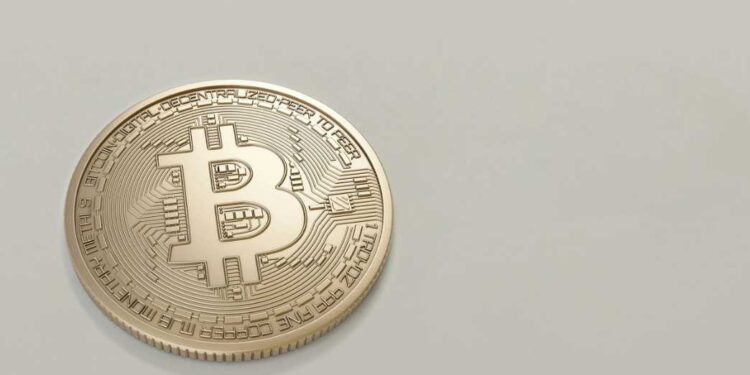 Bitcoin podczas azjatyckiej sesji spadł o ponad 3% i osiągnął najniższy poziom od listopada 2024 roku w związku z odpływami z ETF-ów oraz oczekiwaniami wobec Fed.