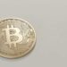 Bitcoin podczas azjatyckiej sesji spadł o ponad 3% i osiągnął najniższy poziom od listopada 2024 roku w związku z odpływami z ETF-ów oraz oczekiwaniami wobec Fed.