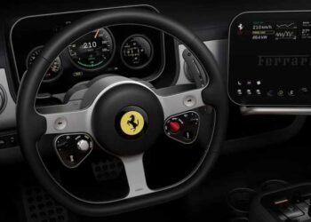Ferrari pokazało wnętrze pierwszego elektrycznego samochodu Luce, stworzone przez studio Jony’ego Ive’a LoveFrom. Pełna prezentacja auta odbędzie się w maju 2026 roku.
