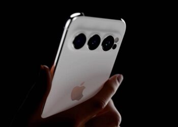 Apple może opóźnić radykalny redesign jubileuszowego iPhone’a 20: insiderzy informują o problemach z Face ID pod ekranem i bezramkowym wyświetlaczem.
