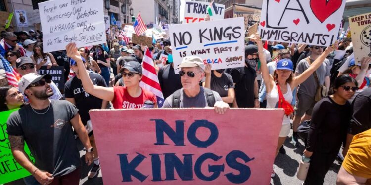 28 marca w USA odbyły się protesty „Bez królów” przeciwko polityce Trumpa, działaniom ICE, wojnie w Iranie oraz rosnącym kosztom życia.