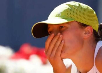 Iga Świątek rozpoczęła występ w Madrycie od wygranej z Darią Snigur 6:1, 6:2 i awansowała do trzeciej rundy turnieju Mutua Madrid Open. 5 wariantów nagłówków: