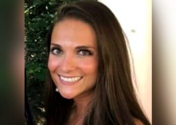 Była nauczycielka z New Jersey usłyszała zarzuty napaści seksualnej na nieletniego ucznia. Śledczy wskazują na relację z 2021 roku i zabezpieczone wiadomości.