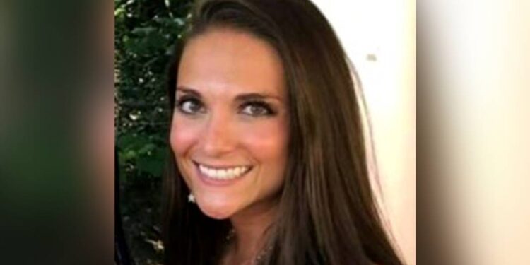 Była nauczycielka z New Jersey usłyszała zarzuty napaści seksualnej na nieletniego ucznia. Śledczy wskazują na relację z 2021 roku i zabezpieczone wiadomości.