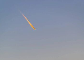 W Koblencji odłamki meteorytu przebiły dach budynku mieszkalnego i wpadły do sypialni. Nie ma osób poszkodowanych, a w Nadrenii-Palatynacie odnotowano kilka takich upadków.