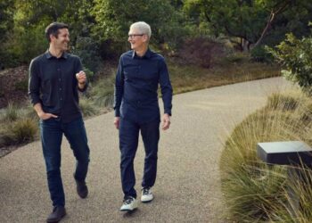Apple ogłosiło zmianę kierownictwa: Tim Cook opuści stanowisko CEO 1 września 2026 roku, a firmą pokieruje John Ternus, obecnie wiceprezes Apple ds. rozwoju sprzętu.