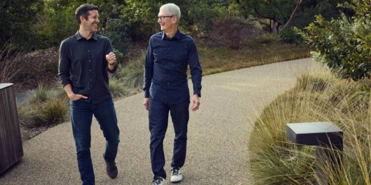 Apple ogłosiło zmianę kierownictwa: Tim Cook opuści stanowisko CEO 1 września 2026 roku, a firmą pokieruje John Ternus, obecnie wiceprezes Apple ds. rozwoju sprzętu.
