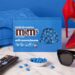 M&M’s wypuszcza limitowaną serię All Cerulean: błękitne drażetki z mleczną czekoladą otrzymały opakowanie w kształcie swetra w stylu filmu „Diabeł ubiera się u Prady”.