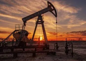 OPEC+ zwiększy limit wydobycia ropy w maju o 206 tys. baryłek, ale przez kryzys w Cieśninie Ormuz rynek może nie otrzymać realnie większej podaży.