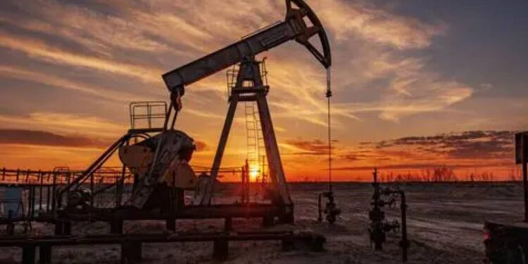 OPEC+ zwiększy limit wydobycia ropy w maju o 206 tys. baryłek, ale przez kryzys w Cieśninie Ormuz rynek może nie otrzymać realnie większej podaży.