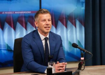 Péter Magyar zadeklarował zamiar wstrzymania działalności państwowych mediów na Węgrzech oraz przeprowadzenia reformy mediów w celu zapewnienia wolności prasy.