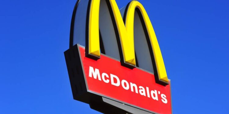 McDonald’s Malaysia wprowadził Sundae Mala — waniliowe lody z pikantno-słodkim sosem mala. Nowość z lokalną przyprawą jest dostępna przez ograniczony czas.