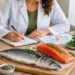 Która ryba jest zdrowsza: makrela czy łosoś? Porównujemy skład, omega-3, kaloryczność oraz korzyści dla serca, mózgu i odchudzania w prostych słowach.