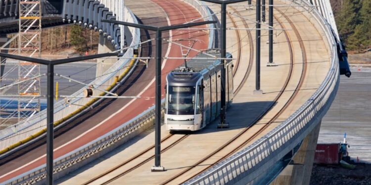 W Helsinkach otwarto most Kruunuvuori o długości 1,19 km — najdłuższy na świecie most bez ruchu samochodowego dla pieszych, rowerzystów i tramwajów.