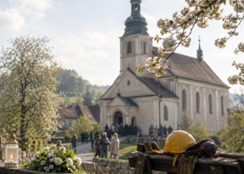 Dowiedz się, jakie święta przypadają 28 kwietnia 2026 roku w Polsce: Dzień Bezpieczeństwa i Ochrony Zdrowia w Pracy, daty kościelne, ludowe przesądy i najważniejsze zakazy dnia.