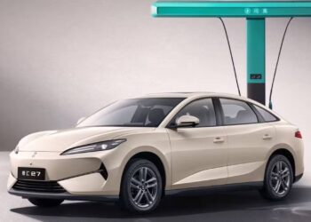 BYD zaprezentowało Linghui e7: elektrycznego sedana dla taksówek z zasięgiem do 550 km, ładowaniem w 5 minut i ceną od 11 900 euro w Chinach — dla biznesu i miasta.
