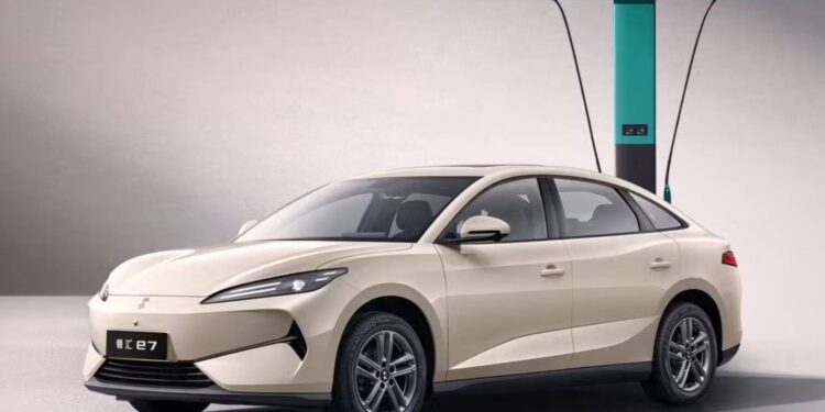 BYD zaprezentowało Linghui e7: elektrycznego sedana dla taksówek z zasięgiem do 550 km, ładowaniem w 5 minut i ceną od 11 900 euro w Chinach — dla biznesu i miasta.