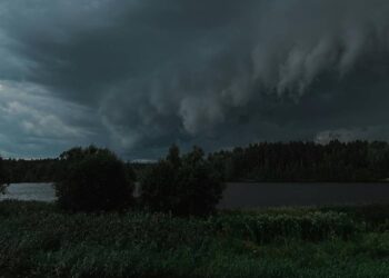 Burze i intensywne opady obejmują kolejne regiony Polski. IMGW wydał alerty dla 10 województw, a służby pozostają w pełnej gotowości.