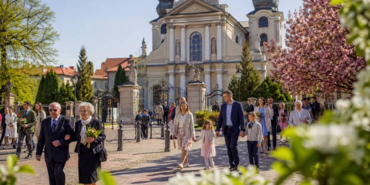 Święta w Polsce 26 kwietnia 2026 roku: kalendarz kościelny, dni międzynarodowe, polskie tradycje, ludowe przysłowia i najważniejsze zakazy tej ciepłej wiosennej niedzieli.