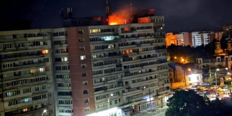 Rosyjski dron spadł na blok mieszkalny w rumuńskim Gałaczu. Dwie osoby zostały poszkodowane, mieszkańców ewakuowano, a Bukareszt wyjaśnił działania obrony powietrznej.