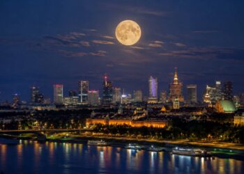 Niebieski Księżyc będzie widoczny w Polsce 31 maja. Sprawdź, czym jest to rzadkie zjawisko, kiedy nastąpi i dlaczego nie oznacza zmiany koloru Księżyca.
