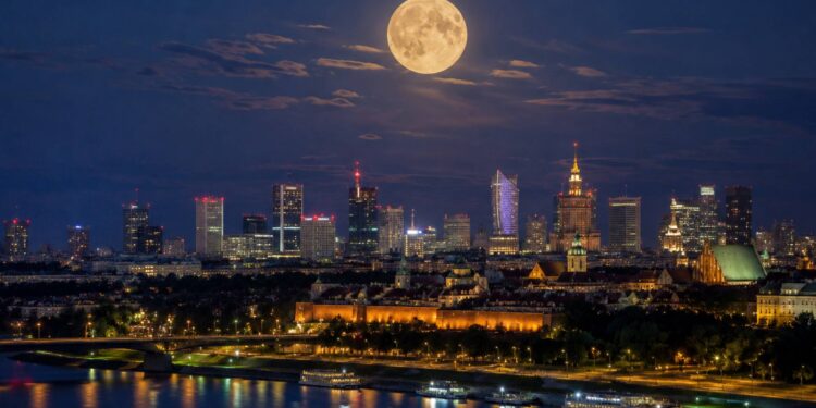 Niebieski Księżyc będzie widoczny w Polsce 31 maja. Sprawdź, czym jest to rzadkie zjawisko, kiedy nastąpi i dlaczego nie oznacza zmiany koloru Księżyca.