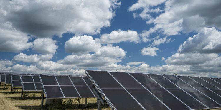 Transformacja energetyczna w Europie – jak przedsiębiorstwa produkcyjne mogą stać się jej częścią