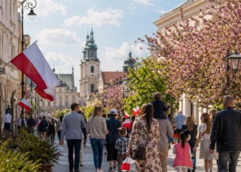 Dowiedz się, jakie święta przypadają 2 maja 2026 roku w Polsce: Dzień Flagi, Dzień Polonii, tradycje kościelne, ludowe przepowiednie, zakazy oraz wydarzenia międzynarodowe w jednym obszernym artykule.