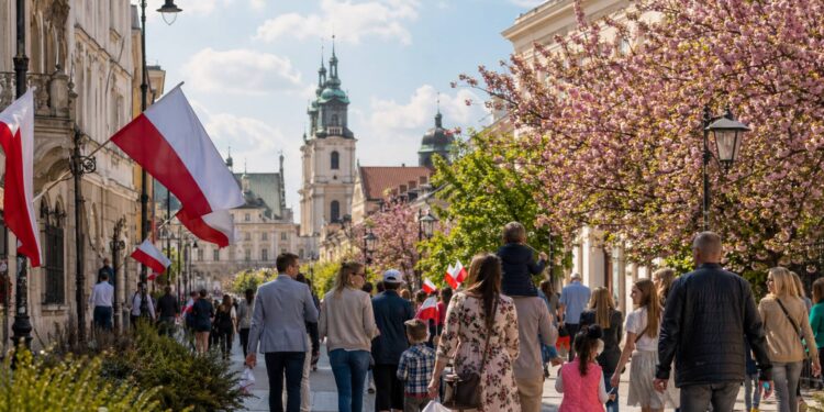 Dowiedz się, jakie święta przypadają 2 maja 2026 roku w Polsce: Dzień Flagi, Dzień Polonii, tradycje kościelne, ludowe przepowiednie, zakazy oraz wydarzenia międzynarodowe w jednym obszernym artykule.