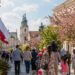 Dowiedz się, jakie święta przypadają 2 maja 2026 roku w Polsce: Dzień Flagi, Dzień Polonii, tradycje kościelne, ludowe przepowiednie, zakazy oraz wydarzenia międzynarodowe w jednym obszernym artykule.