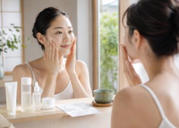 Japońska pielęgnacja anti-aging opiera się na SPF, delikatnym oczyszczaniu, warstwowym nawilżaniu i składnikach wspierających barierę skóry.