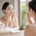 Japońska pielęgnacja anti-aging opiera się na SPF, delikatnym oczyszczaniu, warstwowym nawilżaniu i składnikach wspierających barierę skóry.
