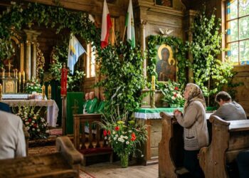 Jakie święta przypadają na poniedziałek 25 maja 2026 roku w Polsce. Dowiedz się o Zielonych Świątkach, uroczystościach kościelnych, przesądach, dniach międzynarodowych i głównych zakazach.