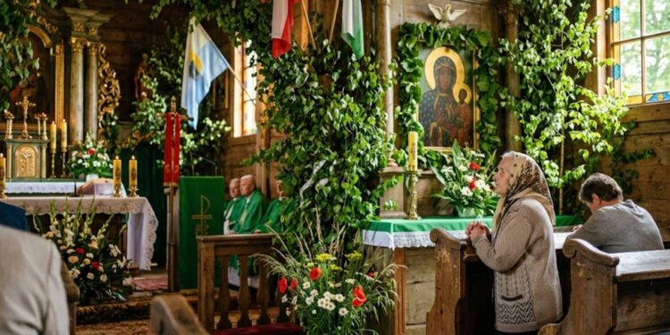 Jakie święta przypadają na poniedziałek 25 maja 2026 roku w Polsce. Dowiedz się o Zielonych Świątkach, uroczystościach kościelnych, przesądach, dniach międzynarodowych i głównych zakazach.