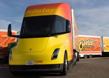 Tesla rozpoczęła seryjną produkcję elektrycznej ciężarówki Semi w Nevadzie. Model ma zasięg do 805 km, akumulatory 4680 i ładowanie Megacharger.