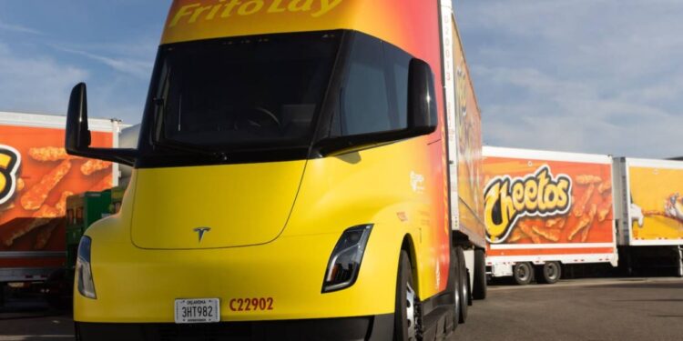 Tesla rozpoczęła seryjną produkcję elektrycznej ciężarówki Semi w Nevadzie. Model ma zasięg do 805 km, akumulatory 4680 i ładowanie Megacharger.